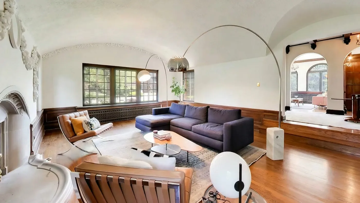 Motion-friendly property photo example 1: Layered living room