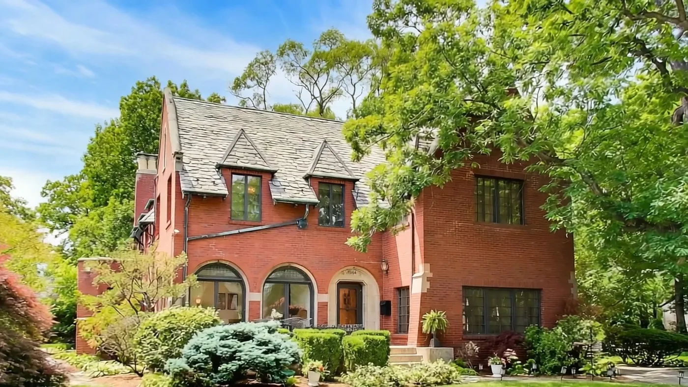 Motion-friendly property photo example 2: Exterior with depth