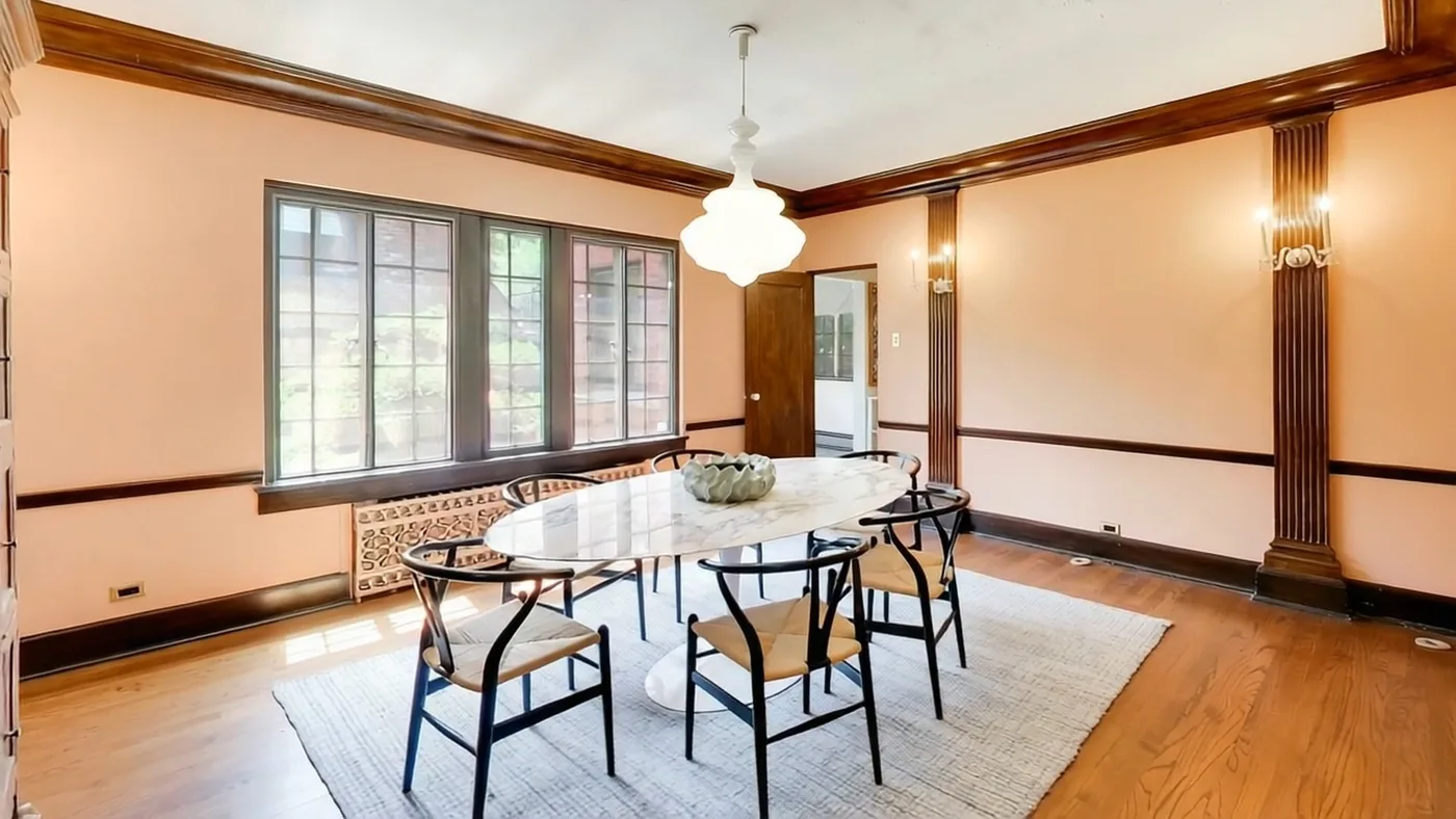Motion-friendly property photo example 5: Dining room with foreground and background