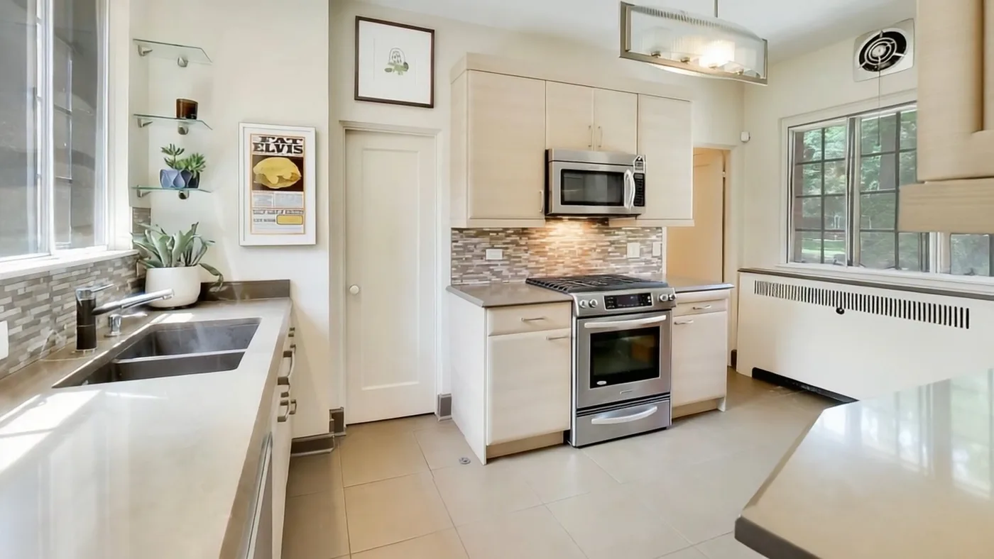 Motion-friendly property photo example 6: Kitchen with converging lines